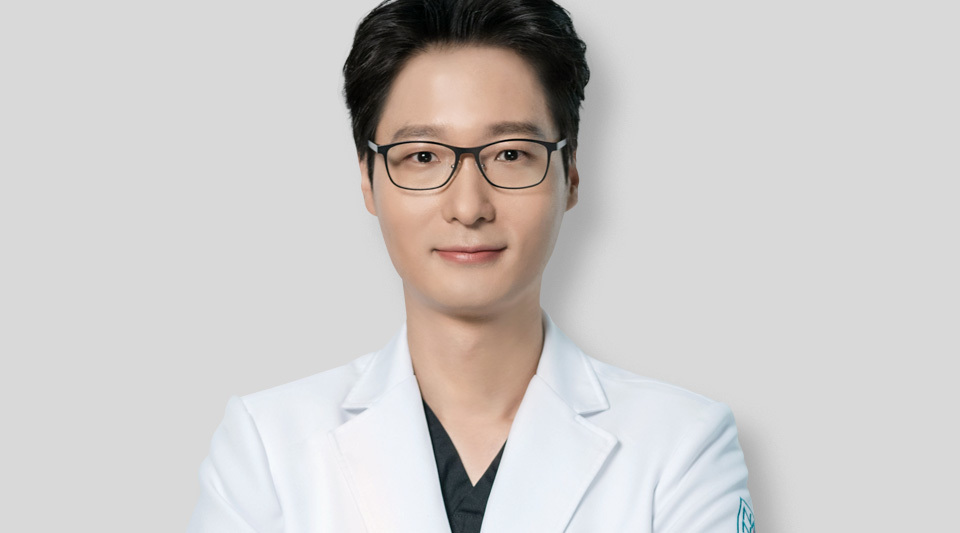 Male eye surgery feature 2 experienced eye surgery doctor with years of expertise at NANA Korea