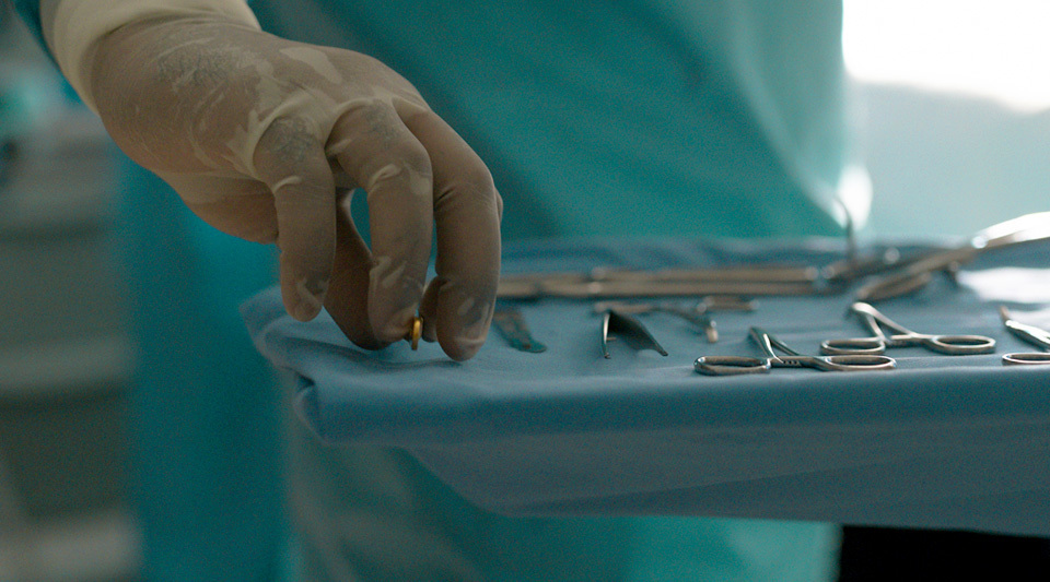Male eye surgery feature 5 minimized discomfort with precise techniques for minimal bleeding at NANA Korea